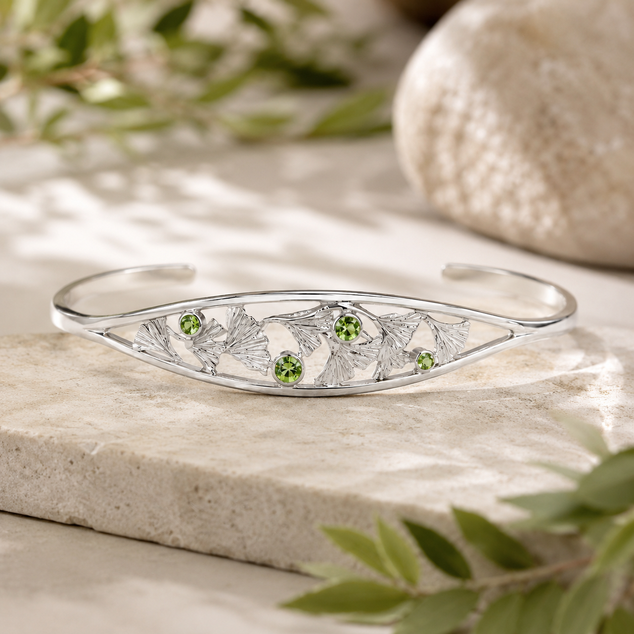 Ginkgo Bliss -Handgemaakte Zilveren Armband met Peridoot | Atelier Arjuna