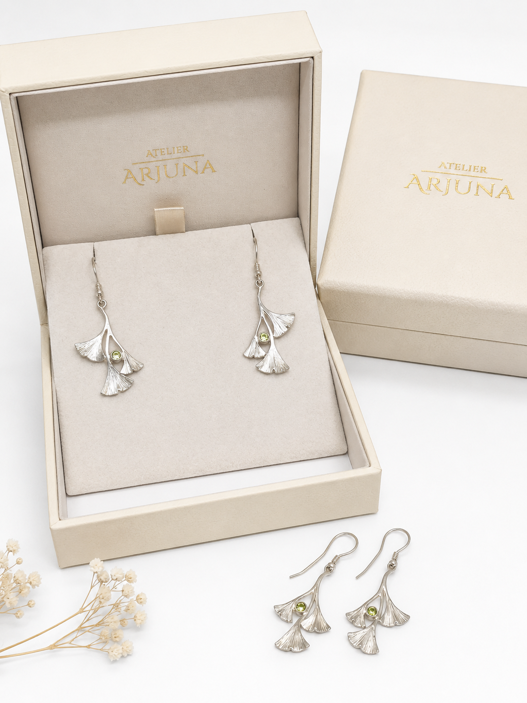 Sterling Zilveren Ginkgo Oorbellen met Peridoot | Handgemaakt | Atelier Arjuna