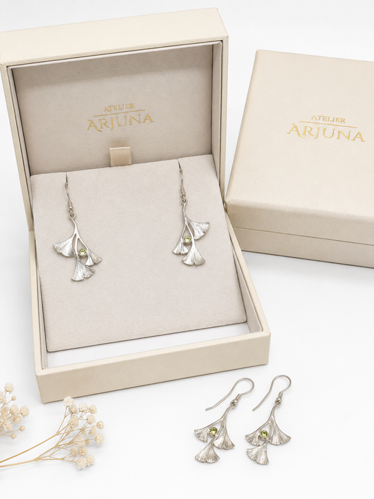Sterling Zilveren Ginkgo Oorbellen met Peridoot | Handgemaakt | Atelier Arjuna