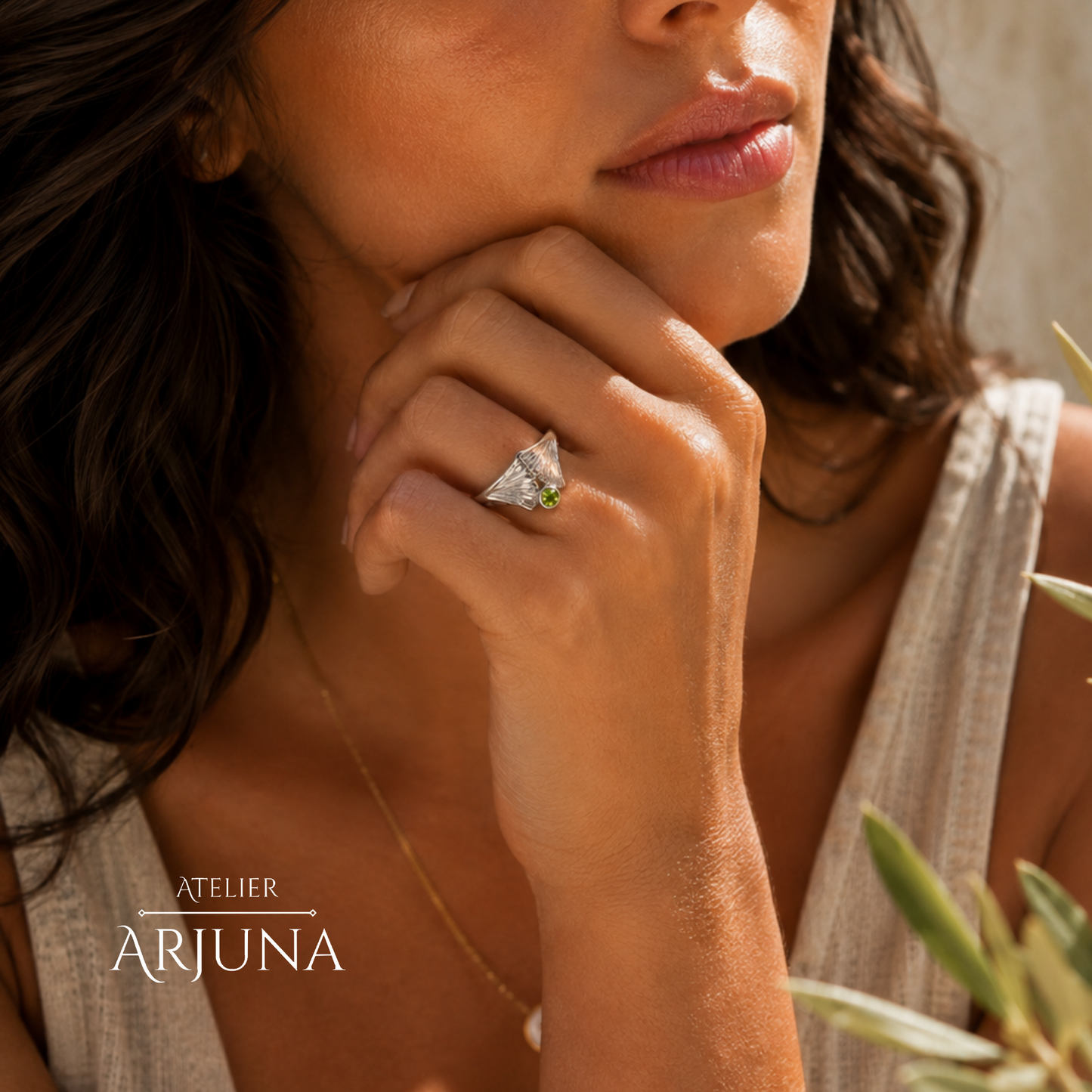 Sterling Zilveren Ginkgo Ring 'Serenity' – Groene Peridoot | Handgemaakt | Atelier Arjuna